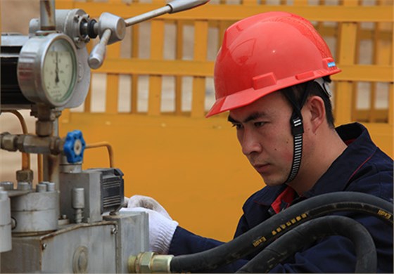 技術(shu)人員調試工(gong)作現場圖-航(hang)天泵閥