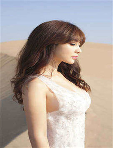 扒开粉嫩尿口露出大胸美女