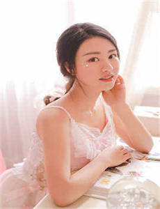 两个女孩子开车